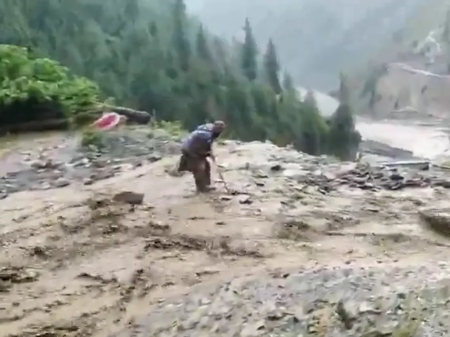 Cool June grips Kashmir as rains, hailstorms replace heatwave conditions Cool June grips Kashmir as rains, hailstorms replace heatwave conditions