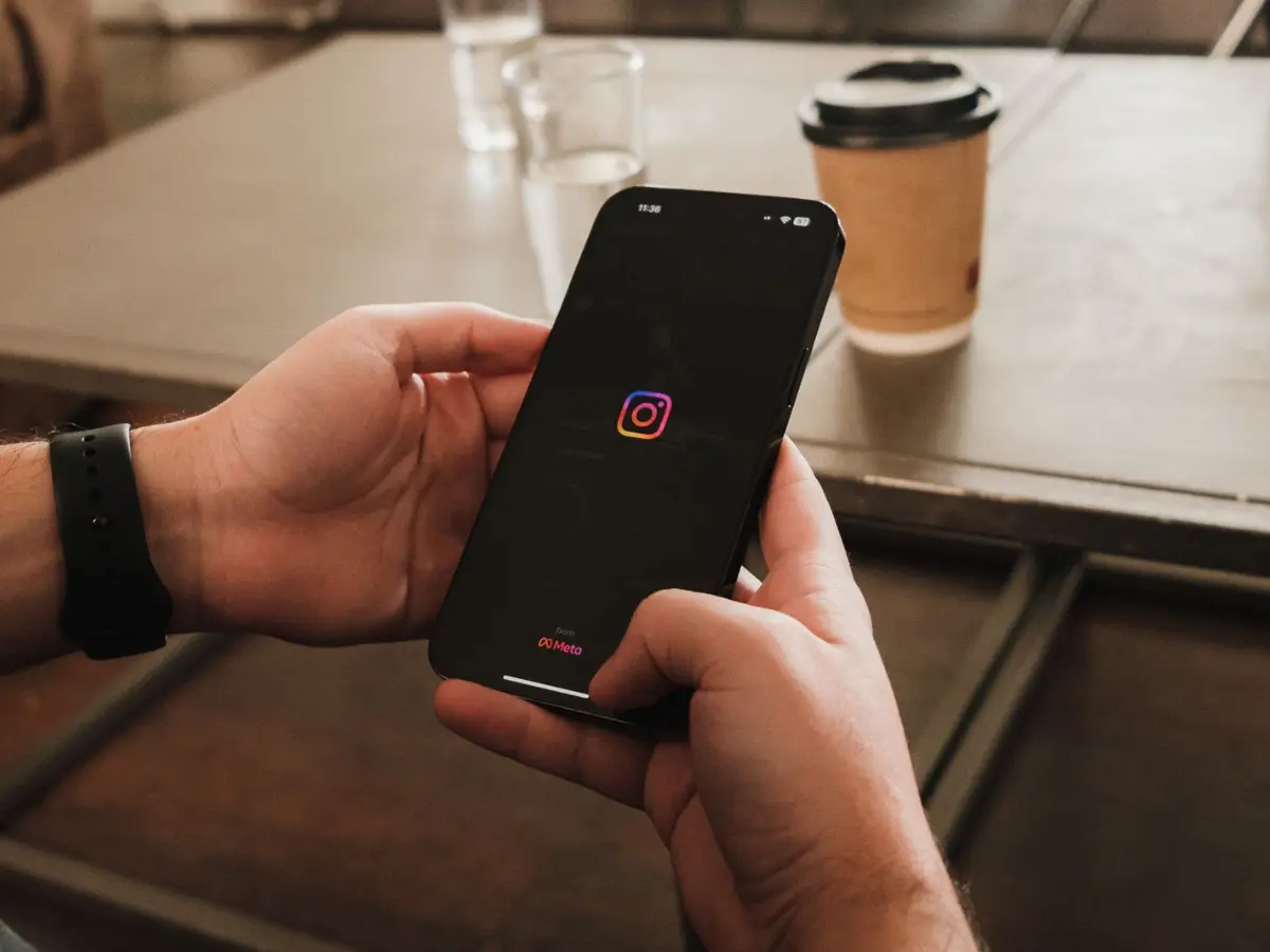 Instagram vs love: Why does every relationship need a green flag or red flag label? Instagram vs love: Why does every relationship need a green flag or red flag label?