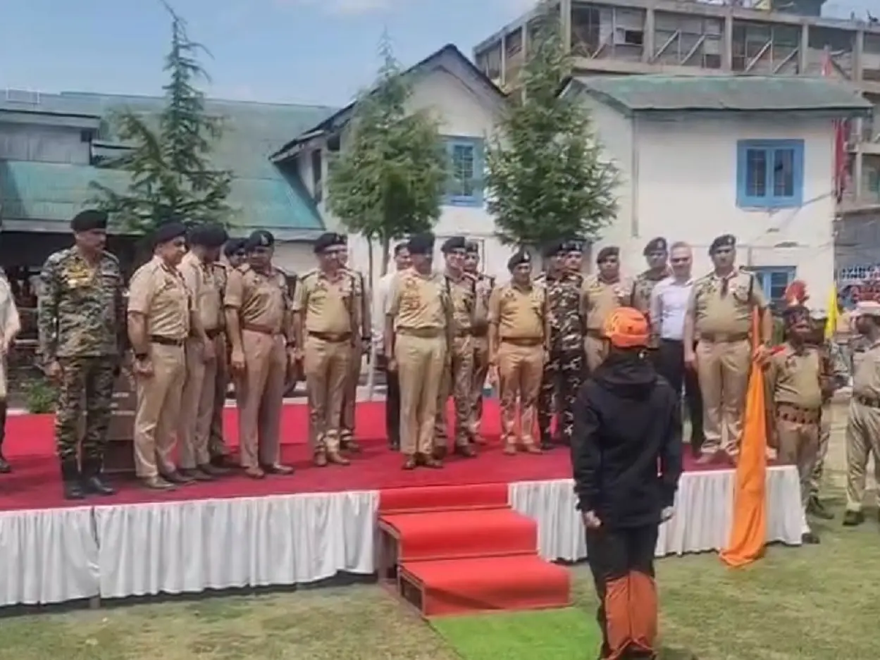 DGP Nalin Prabhat flags off 45 specialised mountain rescue teams for Amarnath Yatra DGP Nalin Prabhat flags off 45 specialised mountain rescue teams for Amarnath Yatra