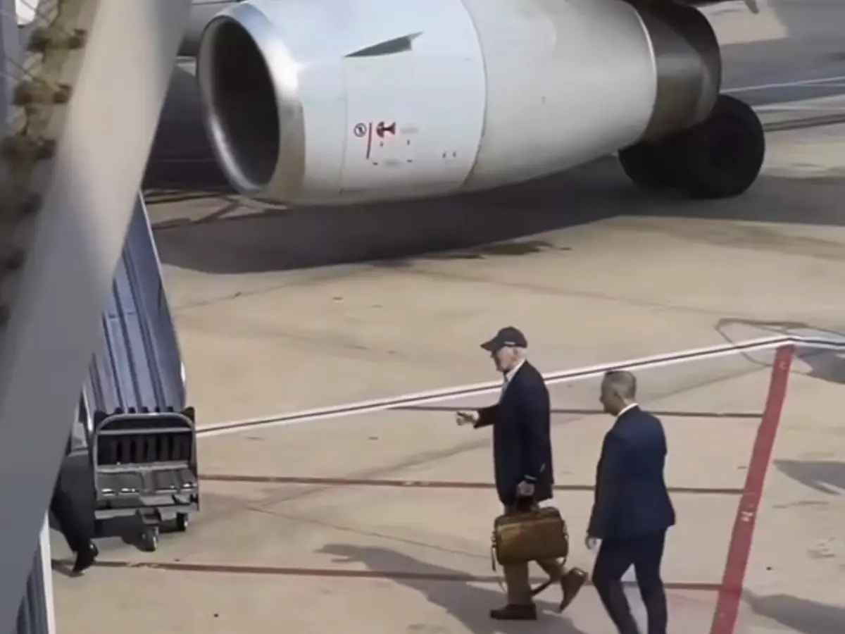 Passengers left stunned at seeing Joe Biden fly commercial to Chicago - Watch video