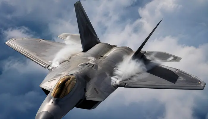 How many fuel tanks are inside the F-22?