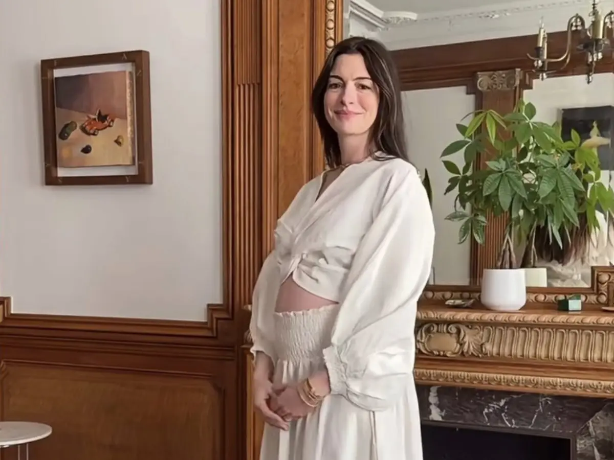Anne Hathaway's third pregnancy announcement