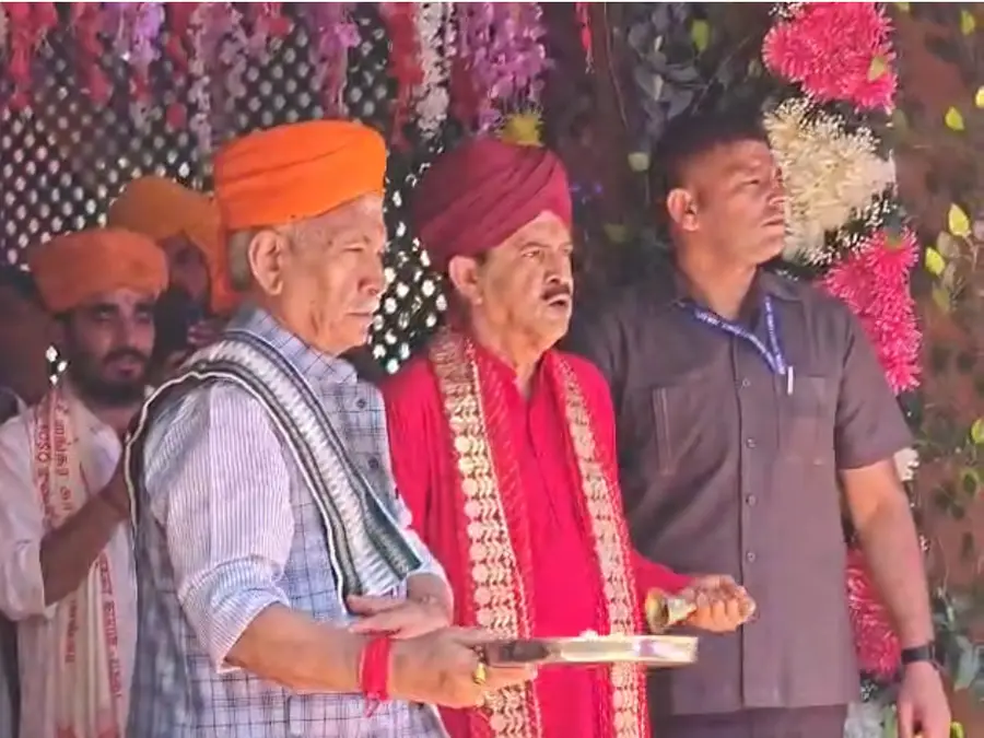 J&K Lieutenant Governor Manoj Sinha joins devotees at Kheer Bhawani mela, prays for peace and prosperity