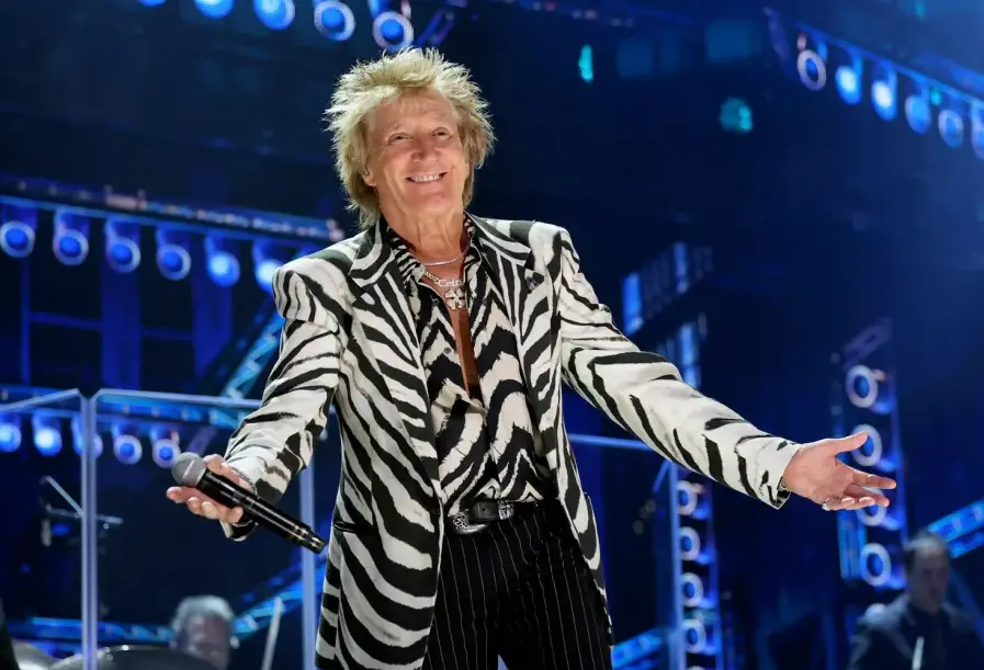 Rod Stewart pauses Utah concert to use oxygen tank on stage amid health crisis | Watch