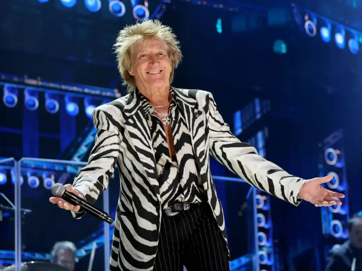 Rod Stewart pauses Utah concert to use oxygen tank on stage amid health crisis