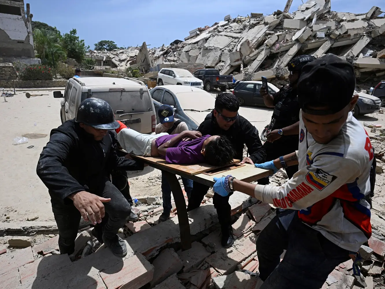Venezuela earthquakes kill at least 188, injure 1,520 as search and rescue efforts intensify Venezuela earthquakes kill at least 188, injure 1,520 as search and rescue efforts intensify