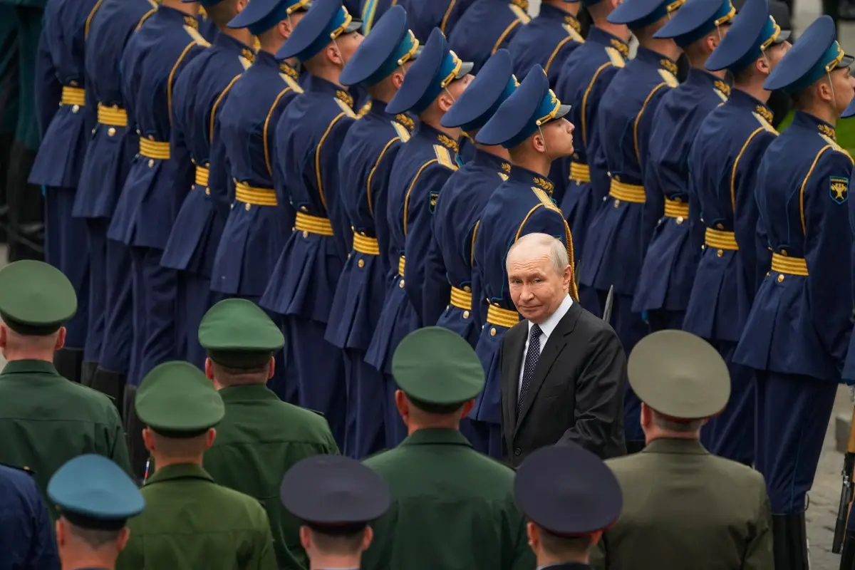 'This is not a bluff': Putin facing mutiny? Russian commander warns army would 'turn guns on Kremlin' unless... | WATCH