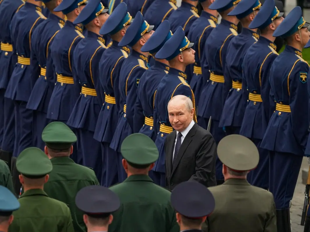 'This is not a bluff': Putin facing mutiny? Russian commander warns army would 'turn guns on Kremlin' unless... | WATCH