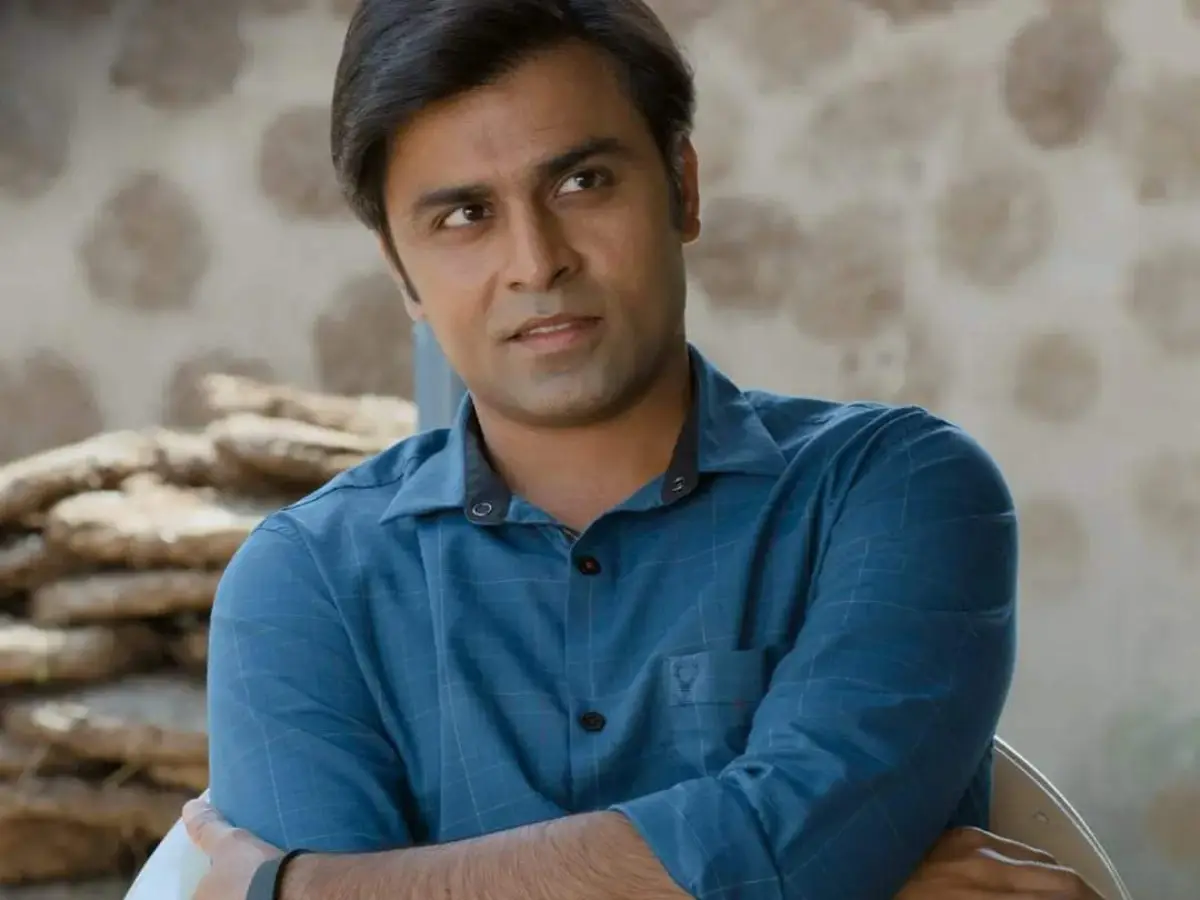 Jitendra Kumar as Bablu Pandit