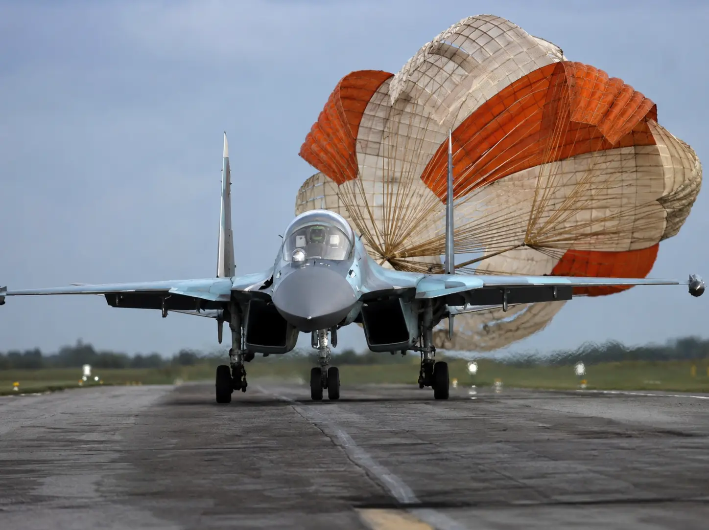 Why Russian fighter jets use landing parachutes compared to US jets