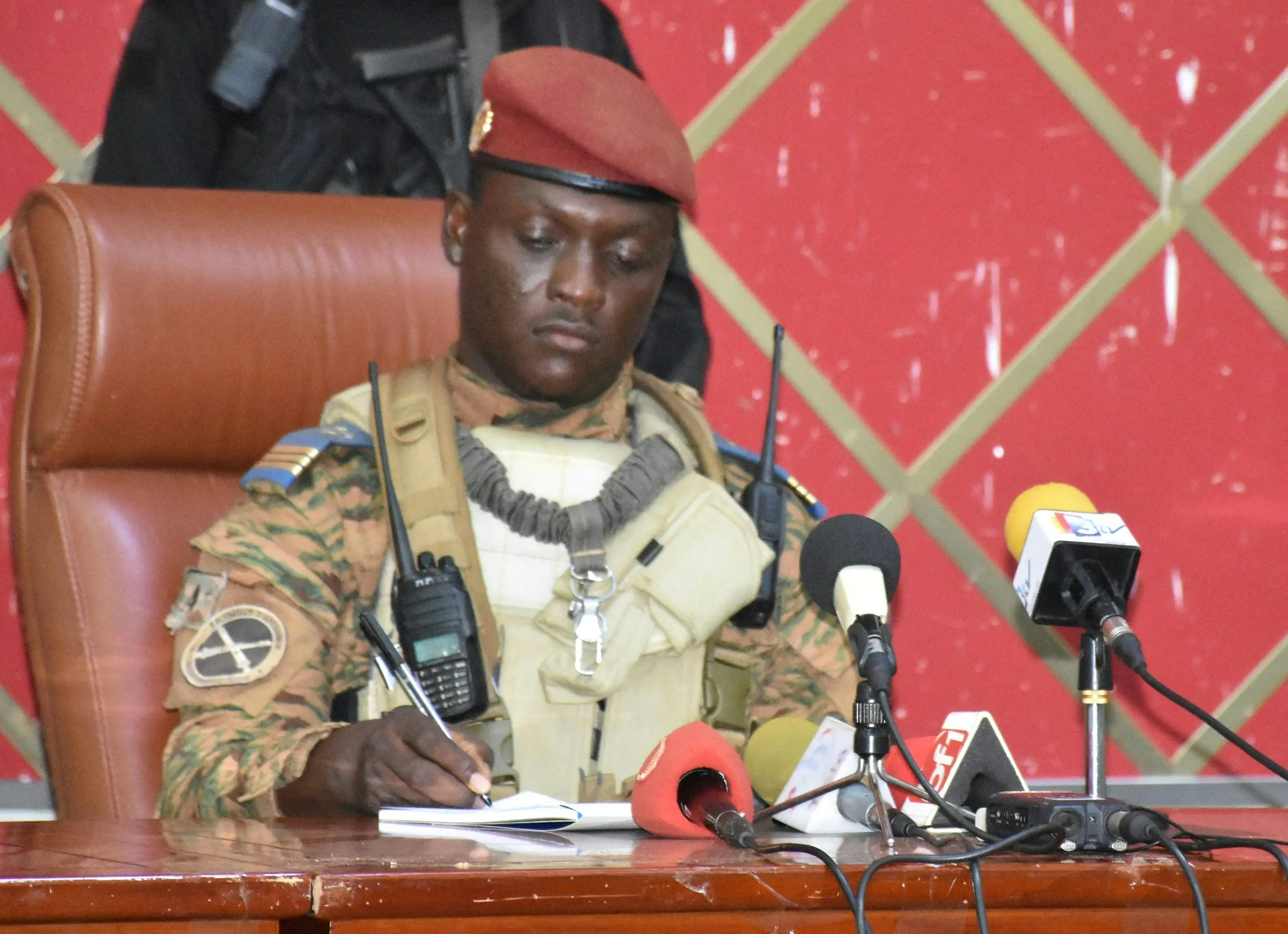 Burkina Faso severs diplomatic ties with former ruler France, Paris hits back