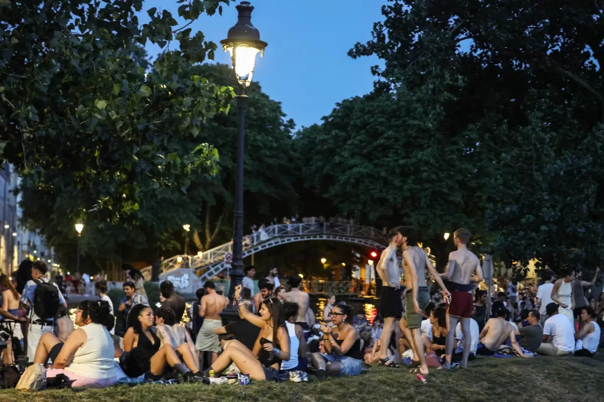 Why Parisians are abandoning their homes and heading outdoors during the deadly heatwave | WION Decodes