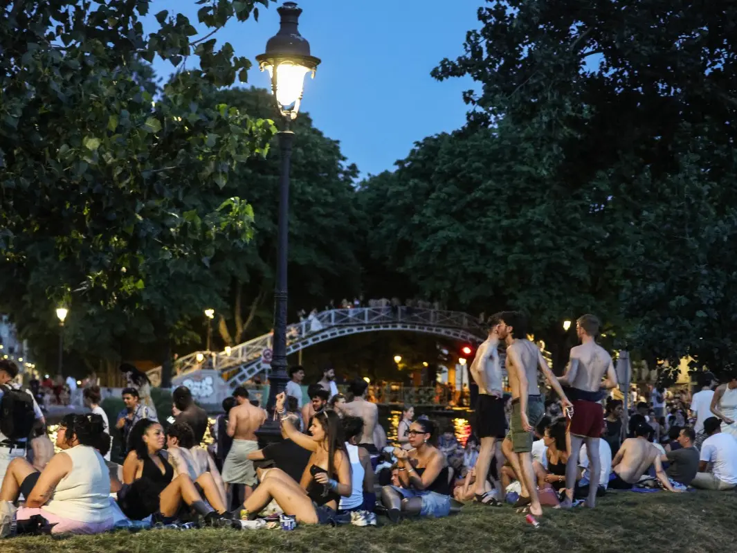Why Parisians are abandoning their homes and heading outdoors during the deadly heatwave | WION Decodes Why Parisians are abandoning their homes and heading outdoors during the deadly heatwave | WION Decodes