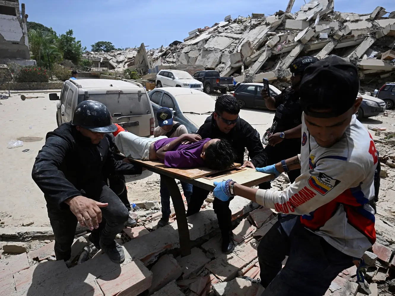Venezuela earthquake death toll climbs to 1,719; UN to deliver 10,000 body bags Venezuela earthquake death toll climbs to 1,719; UN to deliver 10,000 body bags