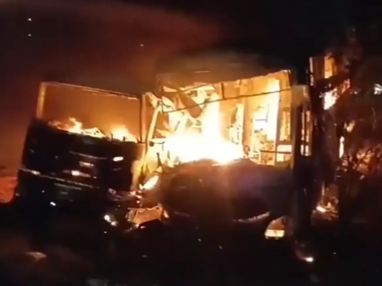 7 dead, 22 injured after bus crashes into truck and catches fire on Delhi-Mumbai expressway in Rajasthan 7 dead, 22 injured after bus crashes into truck and catches fire on Delhi-Mumbai expressway in Rajasthan