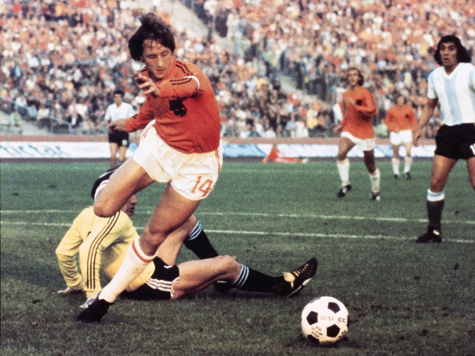 For 48 years, nobody knew why Johan Cruyff skipped the 1978 World Cup. Reason is finally revealed! For 48 years, nobody knew why Johan Cruyff skipped the 1978 World Cup. Reason is finally revealed!