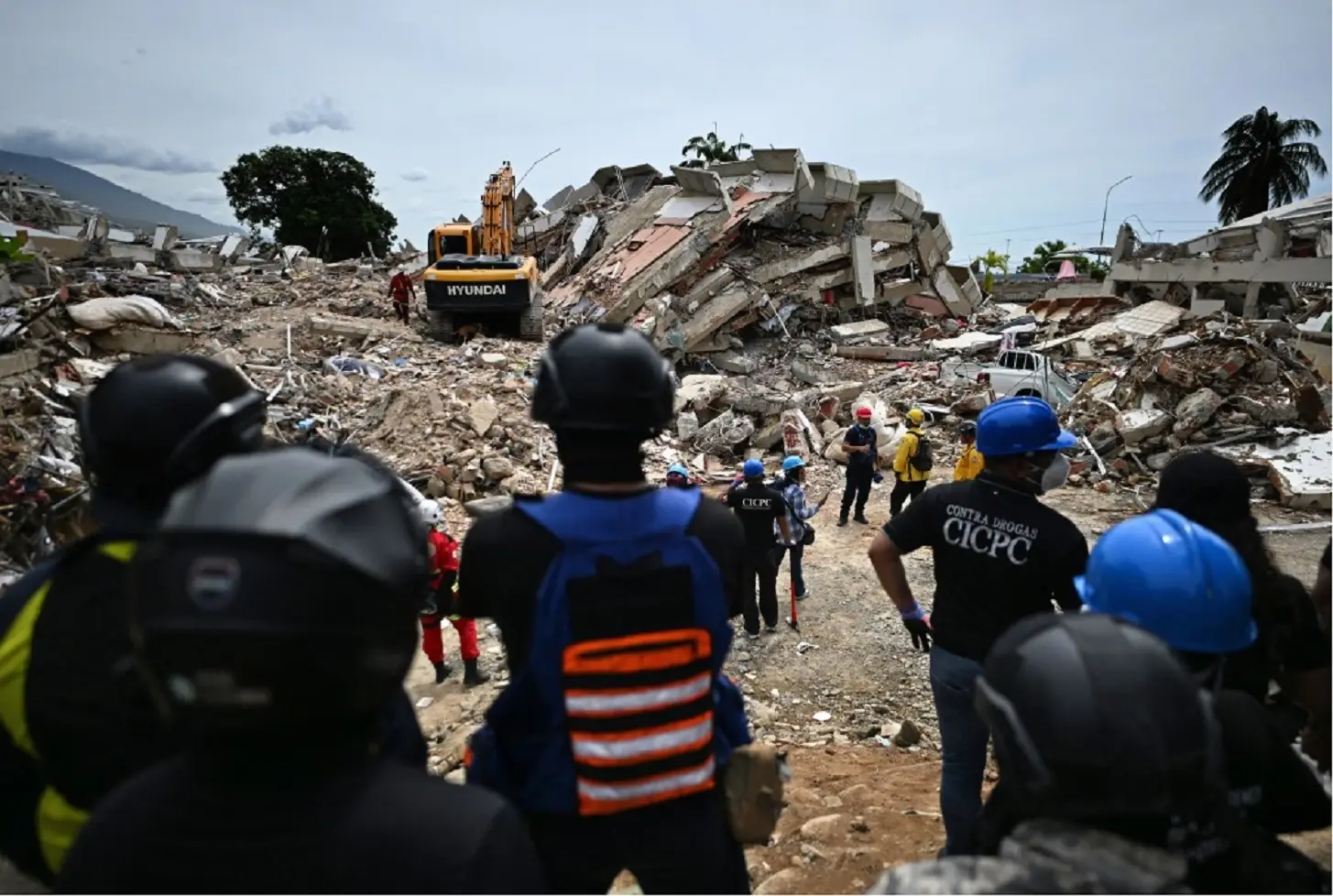 Four Venezuelan police officers arrested for alleged looting from rubble, face sacking