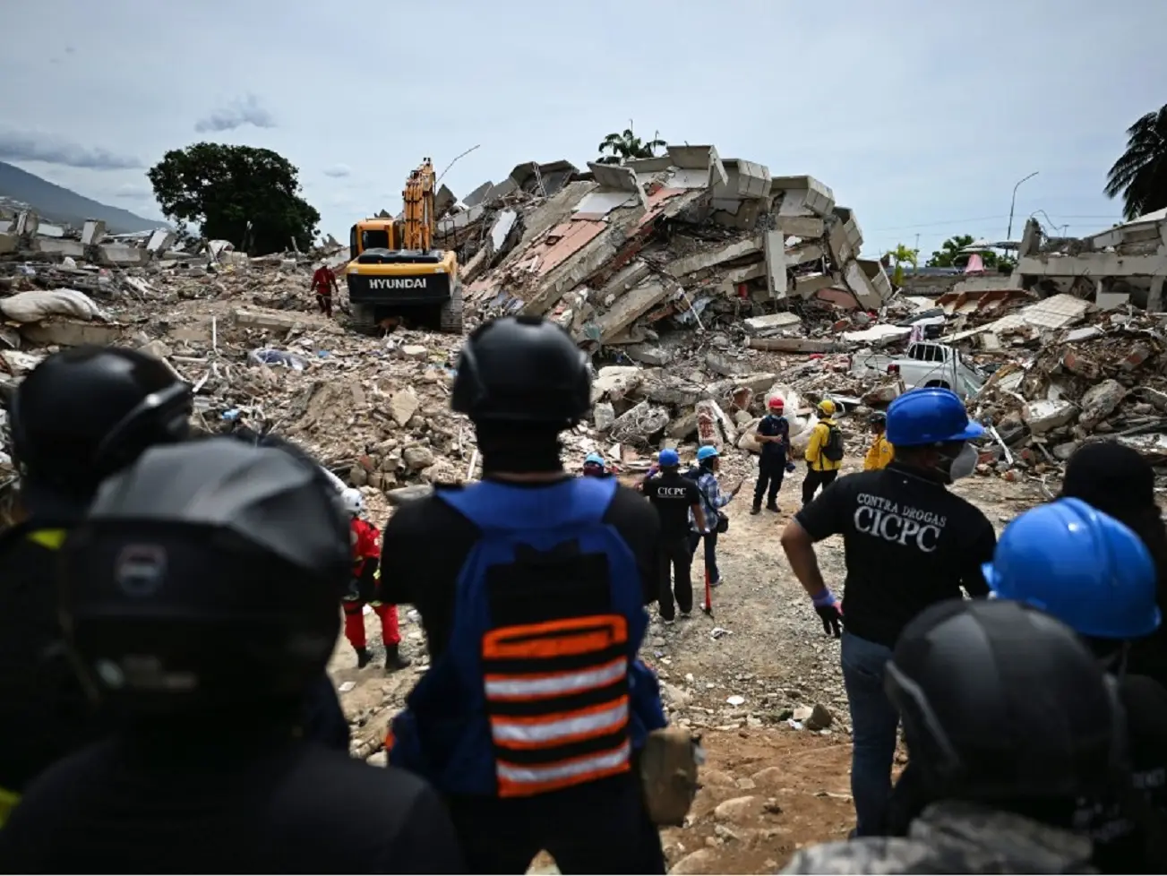 Four Venezuelan police officers arrested for alleged looting from rubble, face sacking