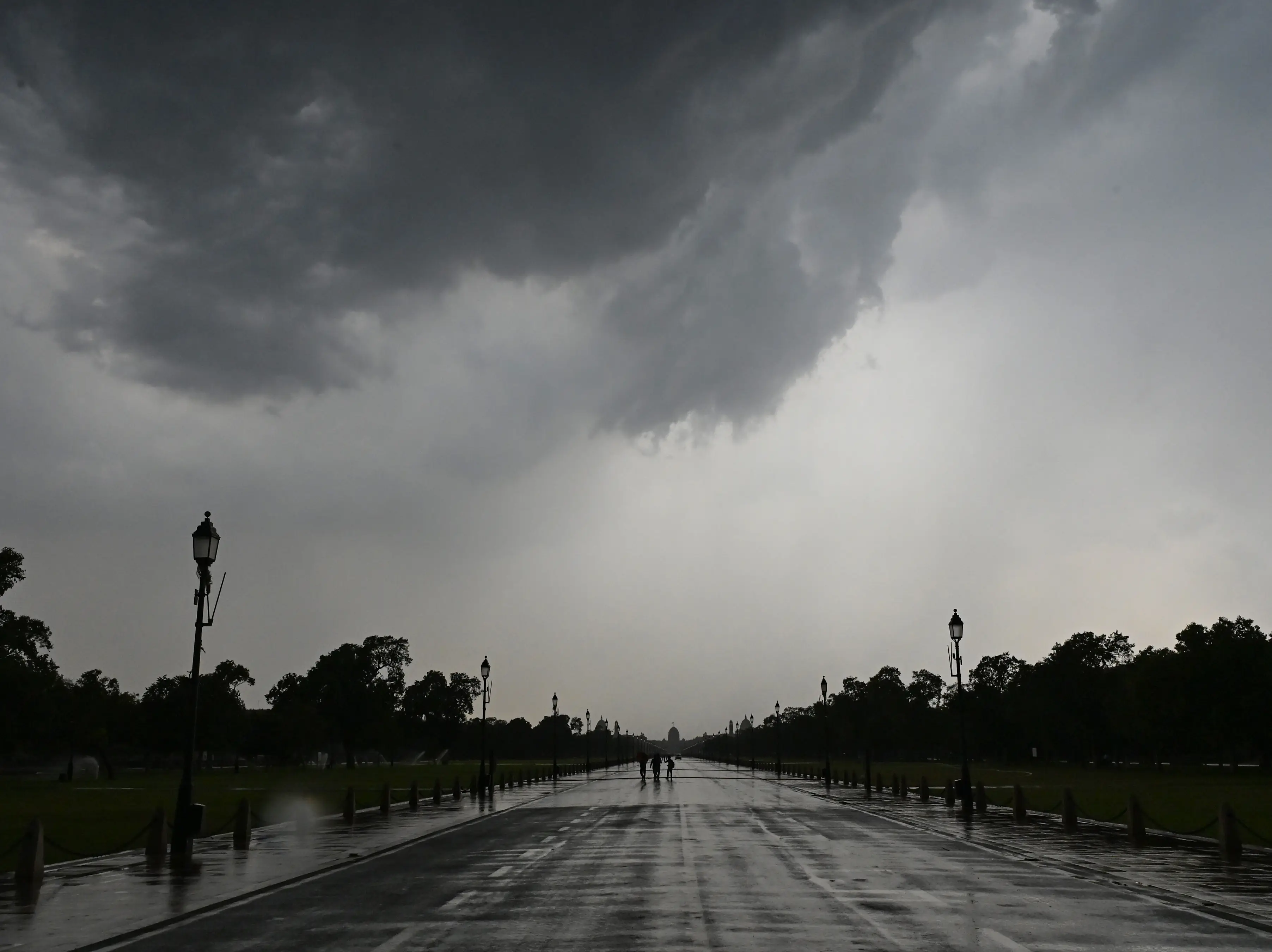 Delhi wakes up to heavy rain bringing respite from heat; IMD issues red alert Delhi wakes up to heavy rain bringing respite from heat; IMD issues red alert