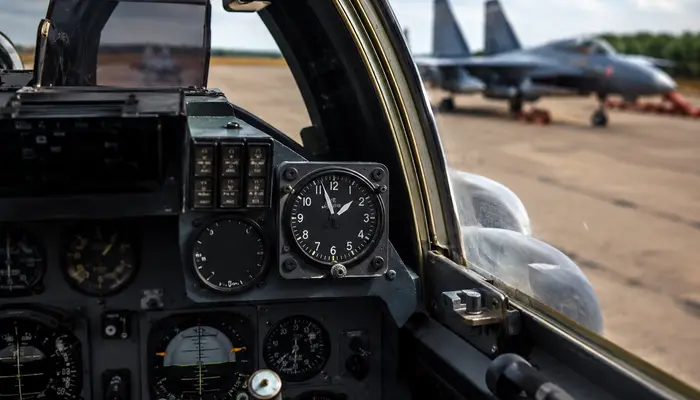 Why Russian fighter jets keep mechanical clocks compared to US jets