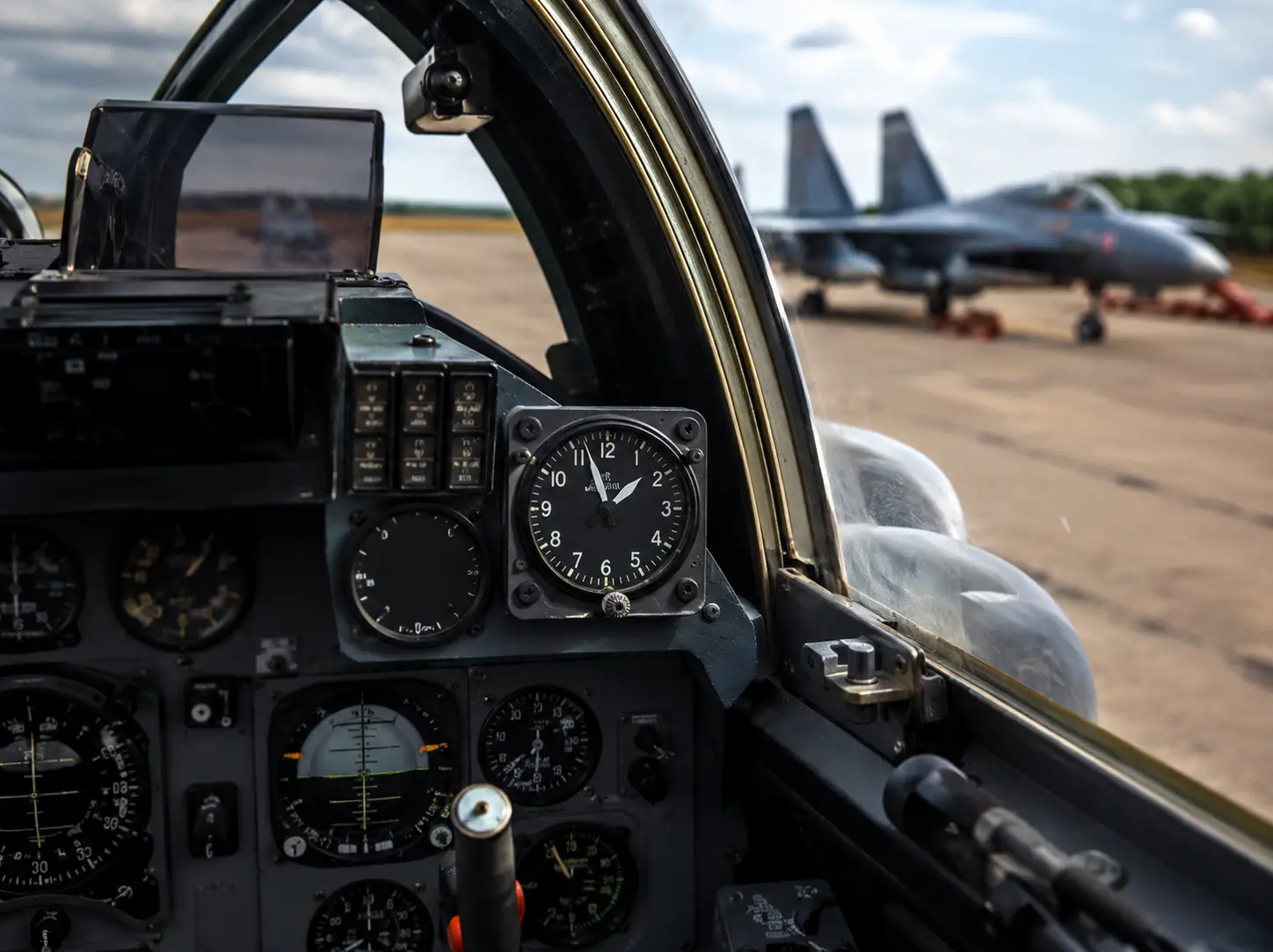 Why Russian fighter jets keep mechanical clocks compared to US jets