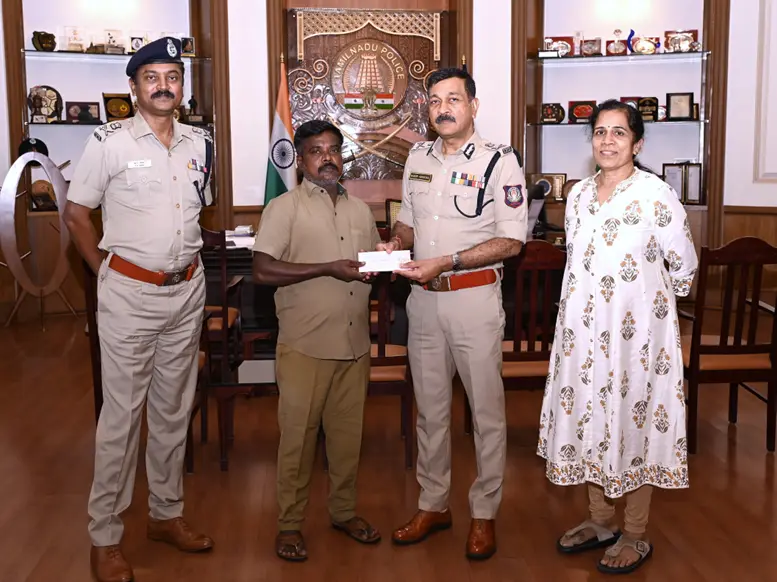 Auto driver thwarts abduction of girl child; Police laud his bravery Auto driver thwarts abduction of girl child; Police laud his bravery