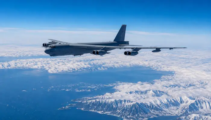 Can a B-52 bomber really fly around the world without landing?