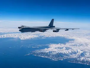 Can a B-52 bomber really fly around the world without landing?