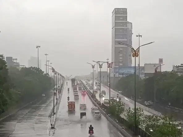 Maharashtra rains: Landslides hit Mumbai-Pune highways; schools shut as IMD issues severe weather warning Maharashtra rains: Landslides hit Mumbai-Pune highways; schools shut as IMD issues severe weather warning
