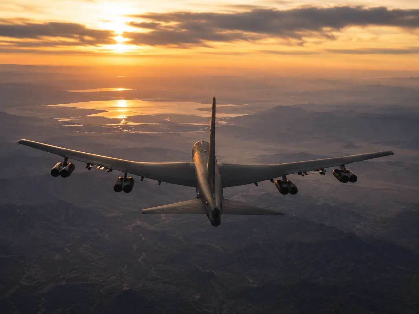 Why doesn't the B-52 bomber need afterburners to do its job?