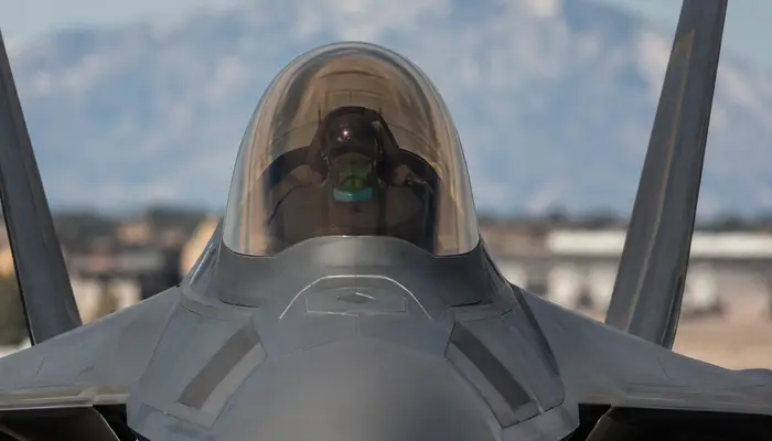 How the F-22’s canopy design provides the pilot 360-degree visibility