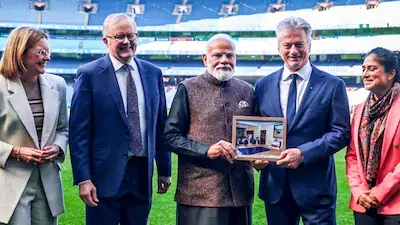 PM Modi presents Steve Waugh with a two-decade-old photograph during MCG visit