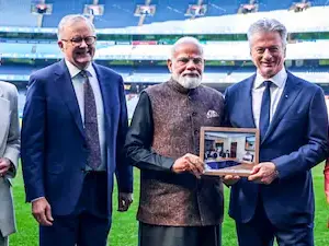 PM Modi presents Steve Waugh with a two-decade-old photograph during MCG visit PM Modi presents Steve Waugh with a two-decade-old photograph during MCG visit
