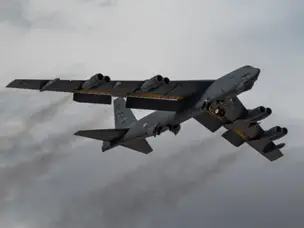 How can the B-52 bomber carry so many different types of weapons?