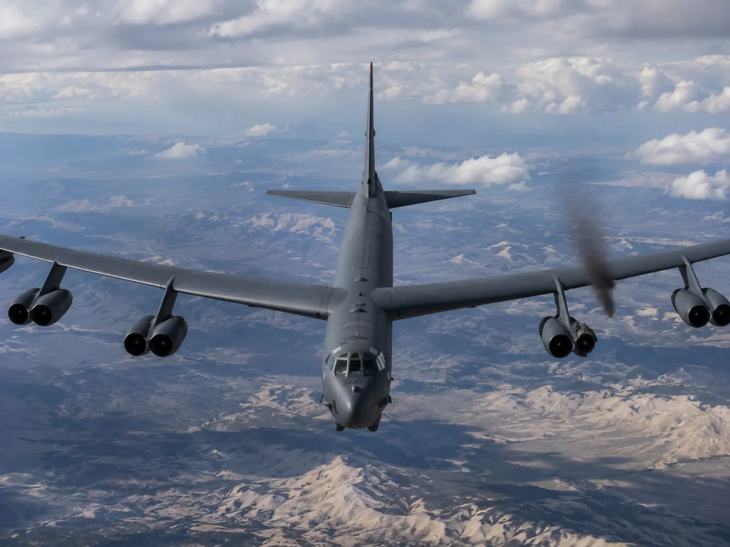 How the B-52 bomber can keep flying even if an engine fails