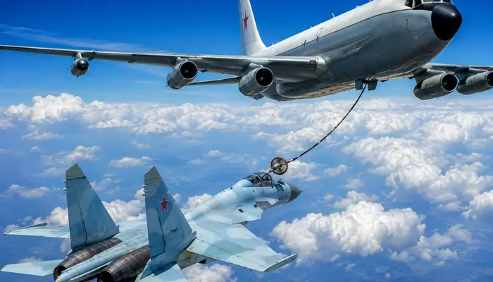 Why Russian aircraft use flexible refueling hoses compared to the US refueling boom