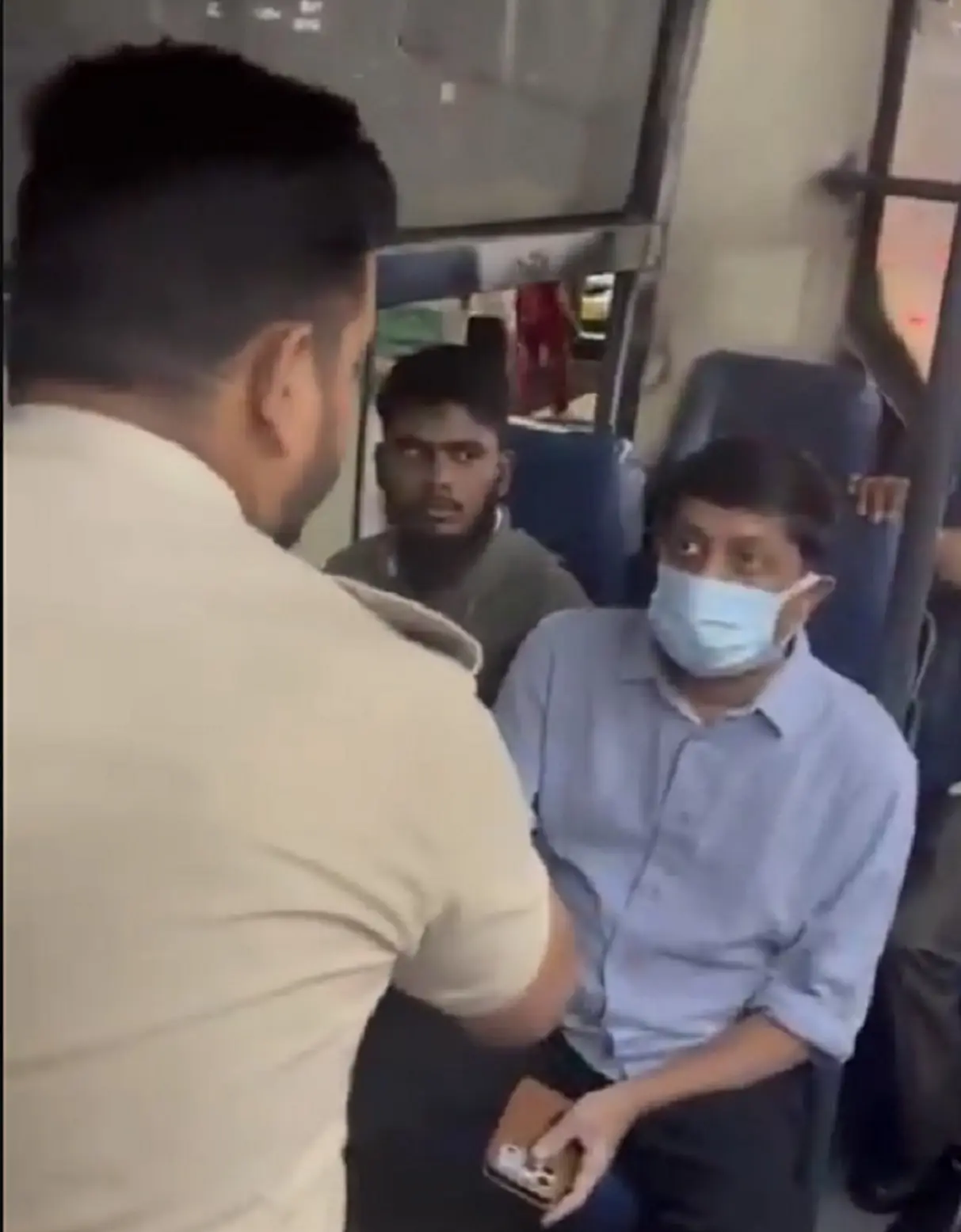 Karnataka transport minister on surprise inspection told to get off BMTC bus for not having change