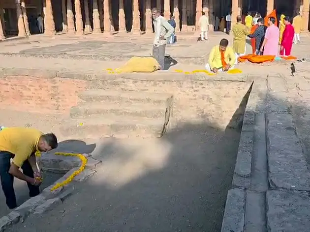 SC declines to restore Friday namaz inside Bhojshala, permits prayers at adjacent site SC declines to restore Friday namaz inside Bhojshala, permits prayers at adjacent site