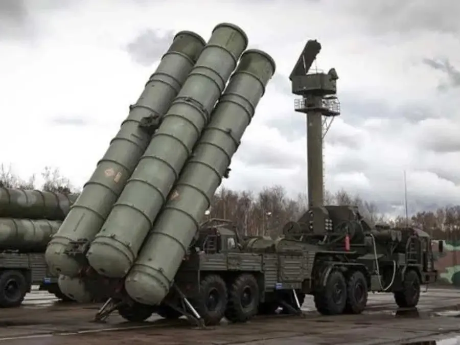 Why does an S-400 launcher need hydraulic legs before firing?