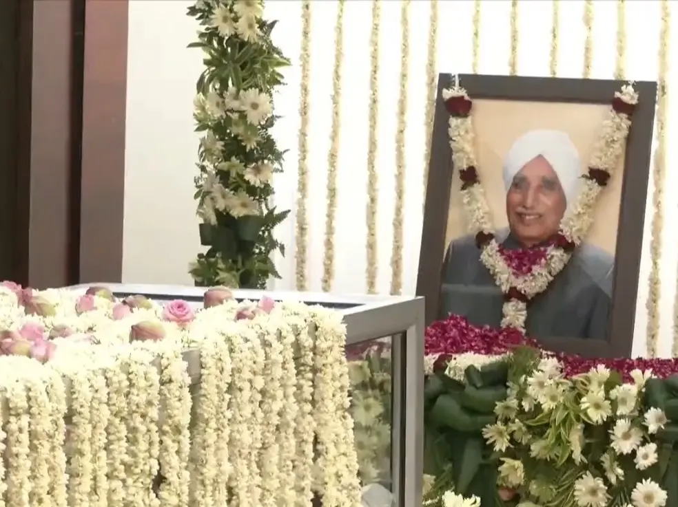 Dr Subhash Chandra performs last rites of father Nand Kishore Goenka, announces Rs 100-cr university in his memory Dr Subhash Chandra performs last rites of father Nand Kishore Goenka, announces Rs 100-cr university in his memory