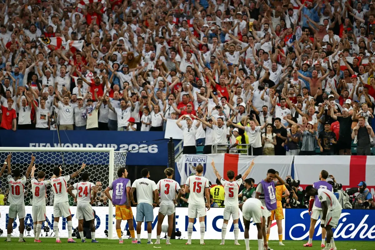 England crowd singing 'Wonderwall'