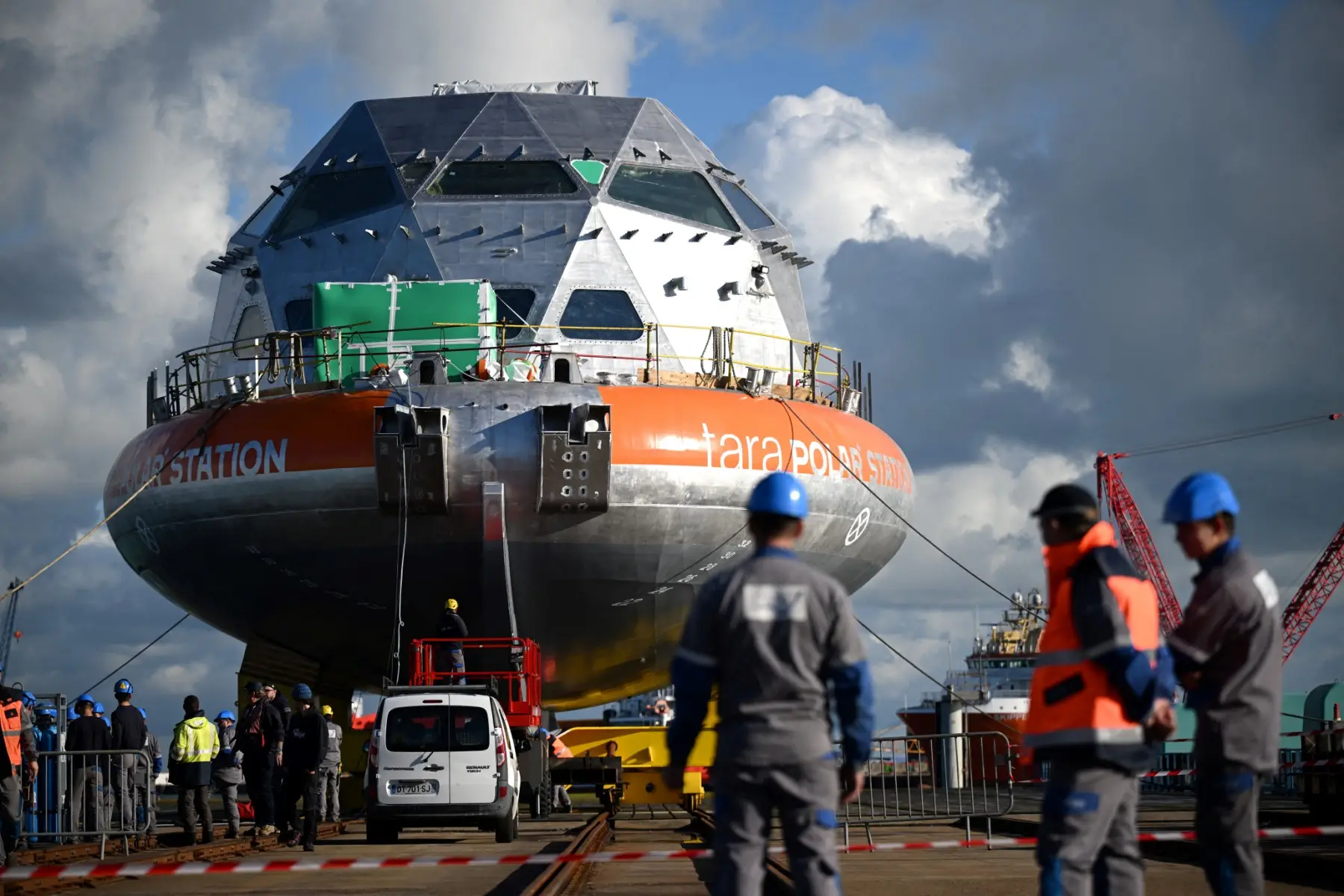 Tara Polar Station leaves for North Pole