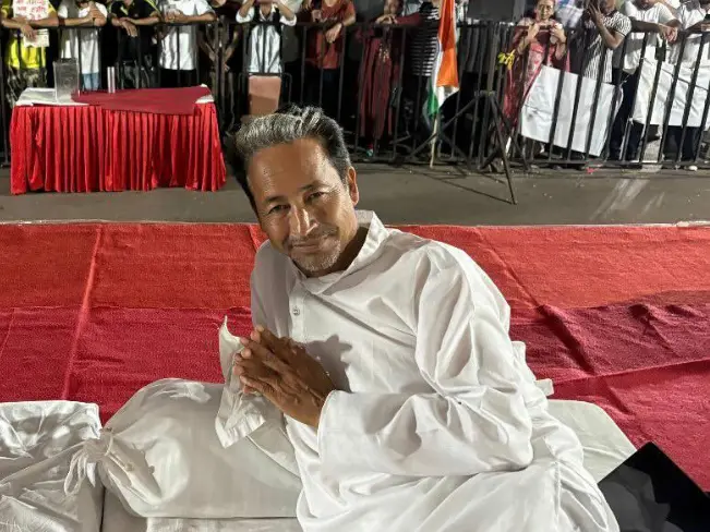 Sonam Wangchuk given oral therapy as activist declines IV fluids and glucose amid prolonged fasting stress Sonam Wangchuk given oral therapy as activist declines IV fluids and glucose amid prolonged fasting stress
