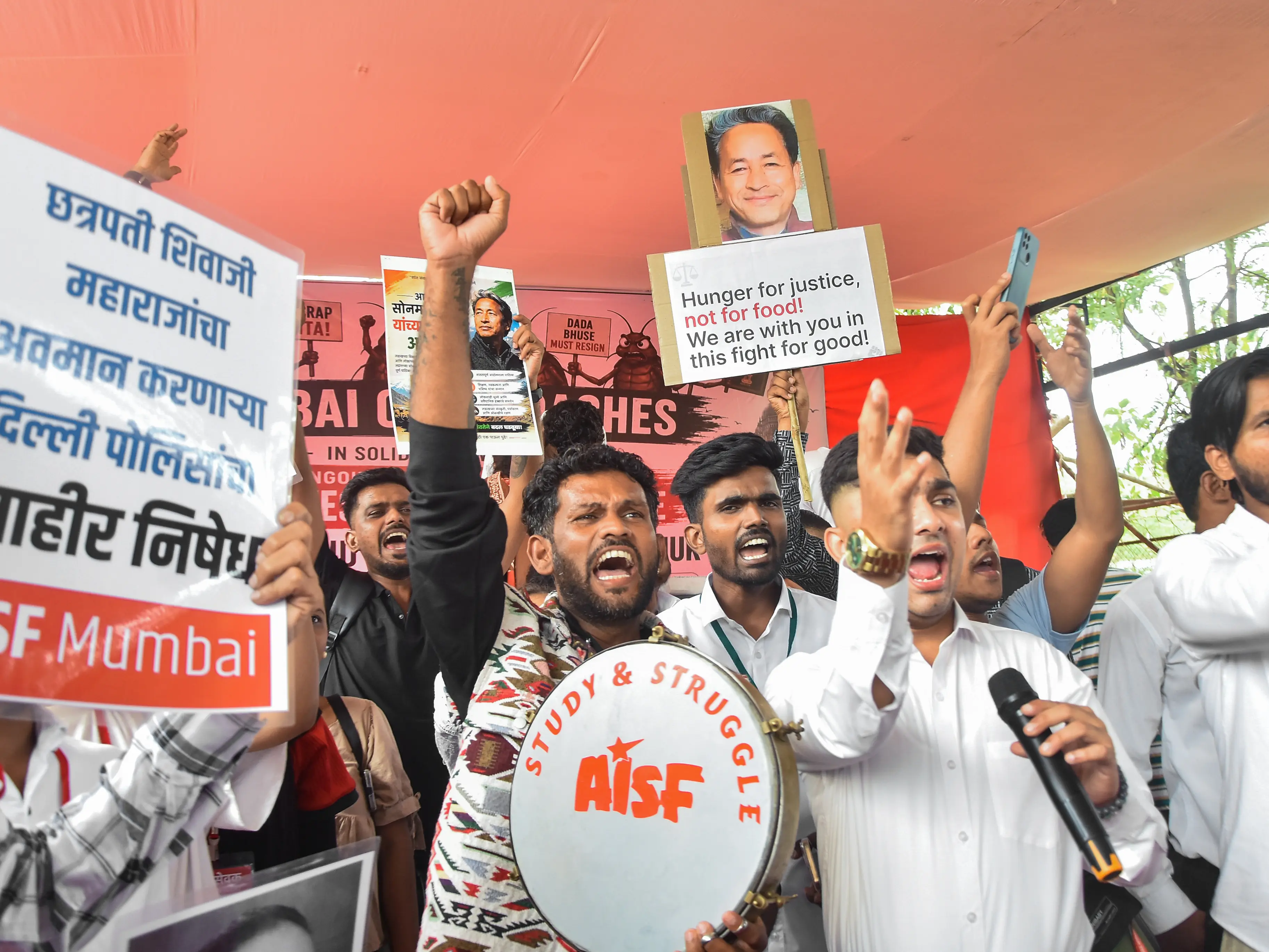 Mumbai police book over 900 people over CJP protest; eight FIRs registered across city Mumbai police book over 900 people over CJP protest; eight FIRs registered across city