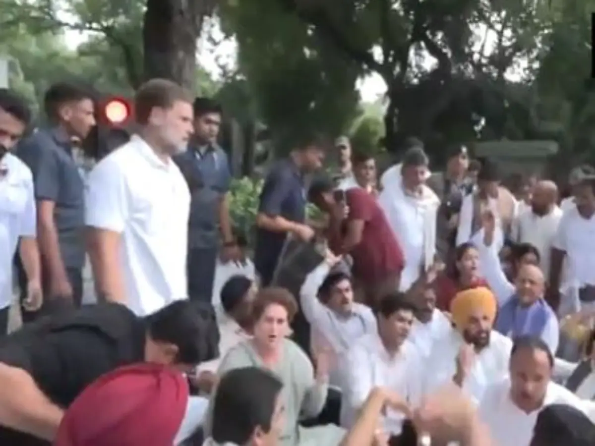 Modi, Amit Shah must resign, says Rahul Gandhi, holds protest outside PM's residence along with several Congress leaders Modi, Amit Shah must resign, says Rahul Gandhi, holds protest outside PM's residence along with several Congress leaders