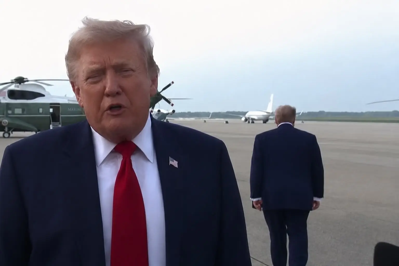 'Is that a back-up Trump?' Mysterious look-alike standing behind Donald Trump baffles netizens
