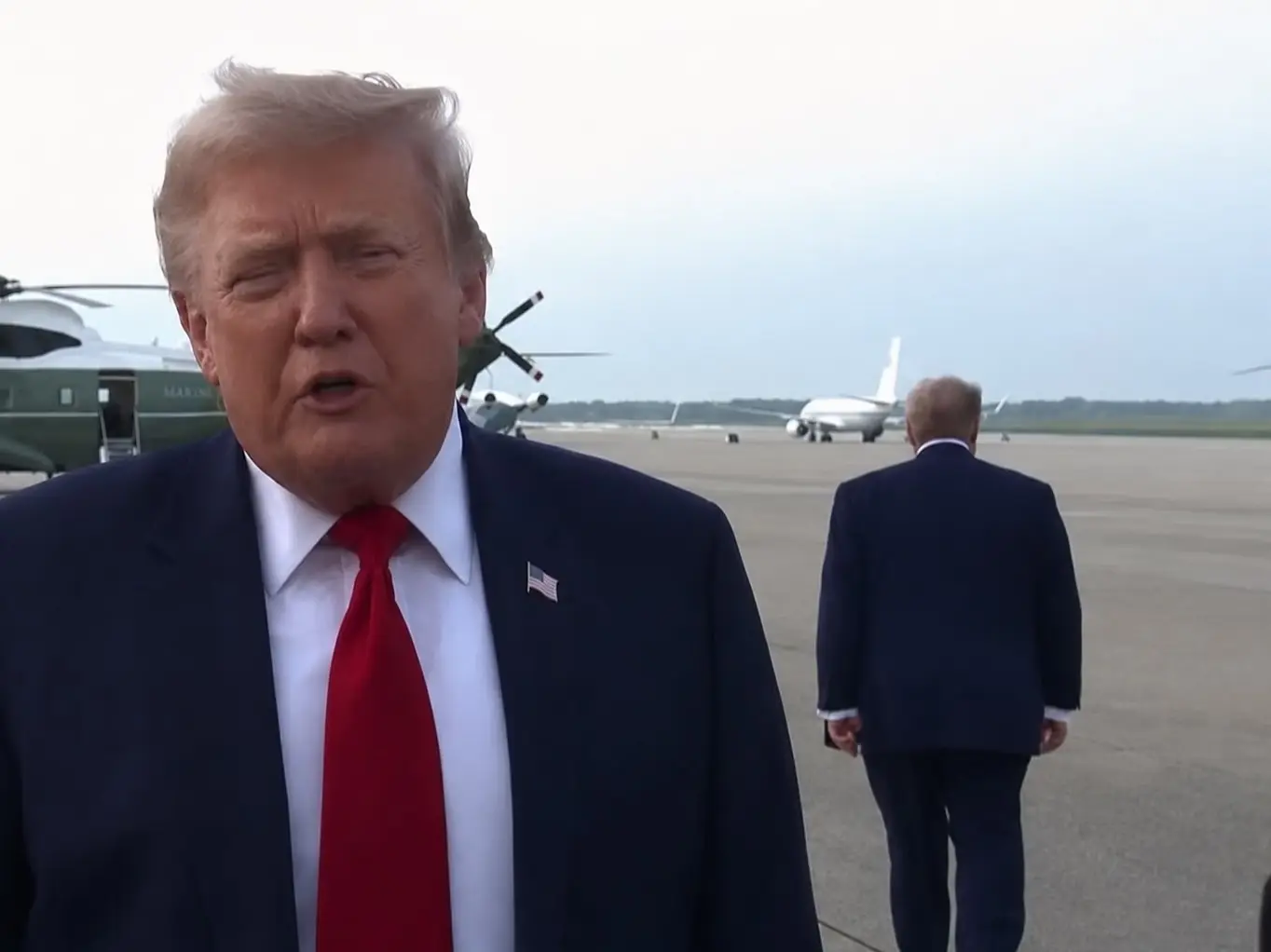 'Is that a back-up Trump?' Mysterious look-alike standing behind Donald Trump baffles netizens