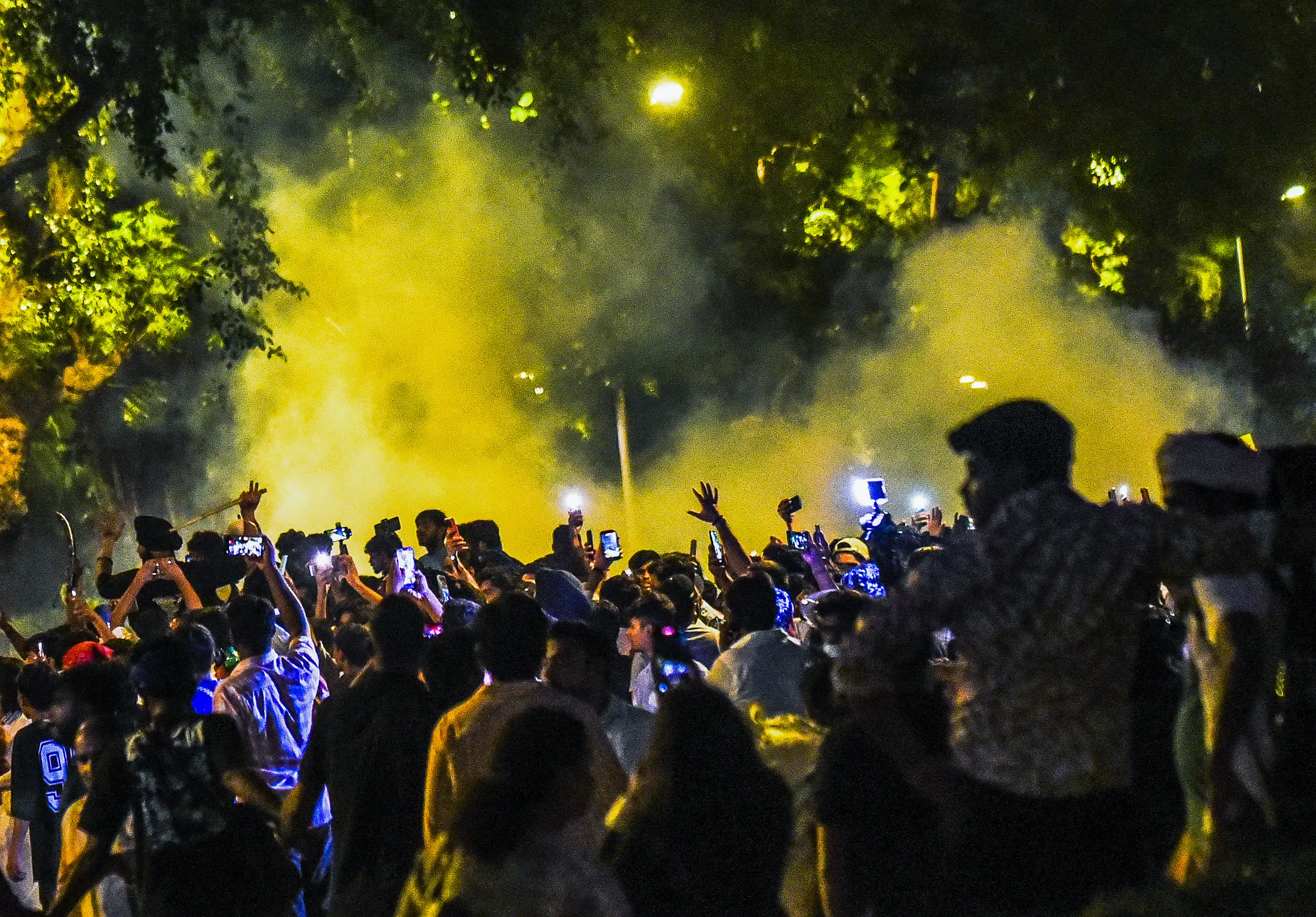 Fresh clashes erupt between protesters and police near Jantar Mantar; cops injured, tear gas fired