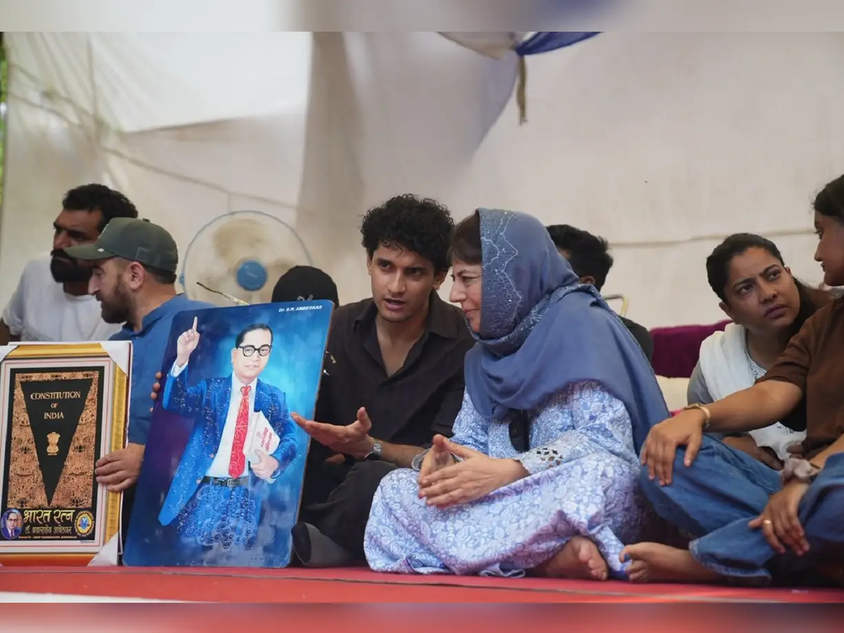 ‘Your protest is the ultimate NEET exam,’ Mehbooba Mufti tells students at Jantar Mantar