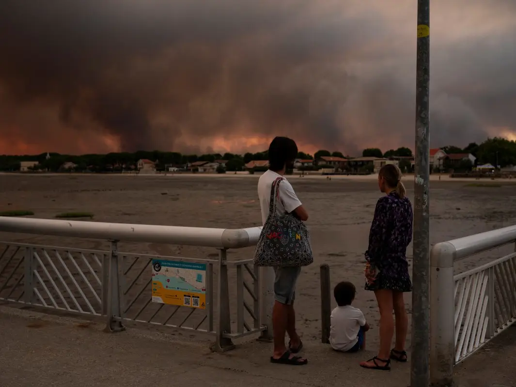 France wildfires burn a record 98,000 ha; Spain fires reach 152,000 ha as more than 300,000 evacuated France wildfires burn a record 98,000 ha; Spain fires reach 152,000 ha as more than 300,000 evacuated